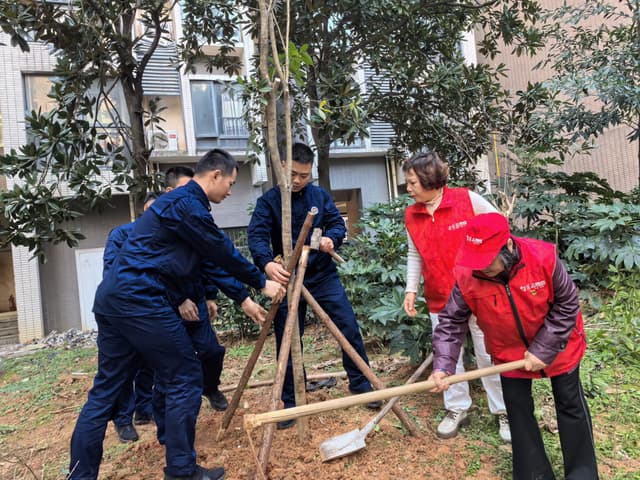 长沙市开福区秀峰街道湘民社区:“春天种进家园里”植树节主题活动温情开展